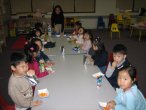 즐겁게 간식을 먹고 있는 병아리반 어린이들